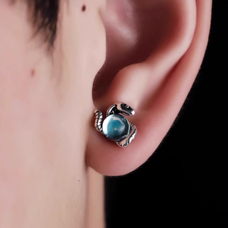 LuxeFermoir-eye-of-medusa-on-ear